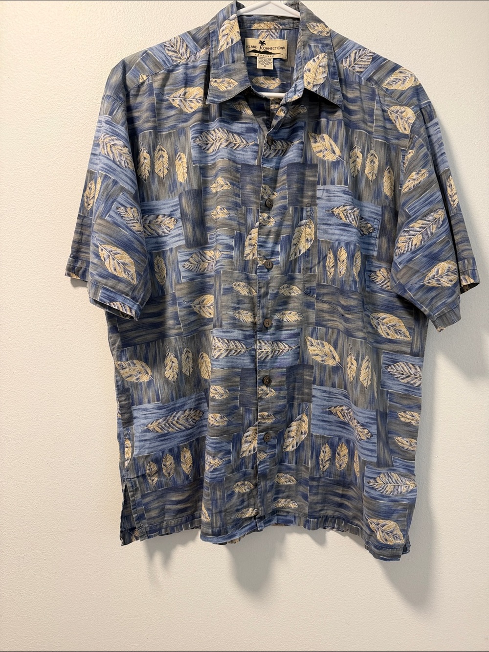 Tommy Bahama Blue and Cream Feather-Print Short Sleeve Button-Up SZ M